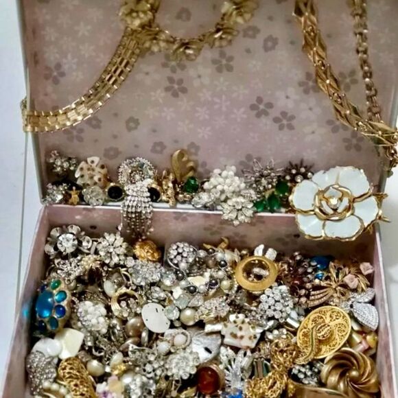 3 LB BULK UNSEARCHED Estate Costume Jewelry Signed Unsigned Wearable - Picture 4 of 12